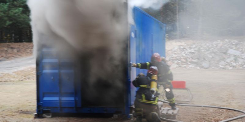 Brandübungscontainer , Rauch, Feuerwehrleute in Schutzkleidung
