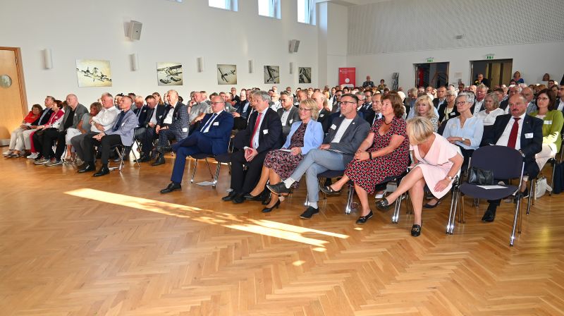 200 geladene Gäste lauschen im Festsaal den Ansprachen und Festreden