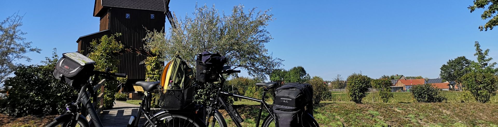 2 Fahrräder vor Windmühle