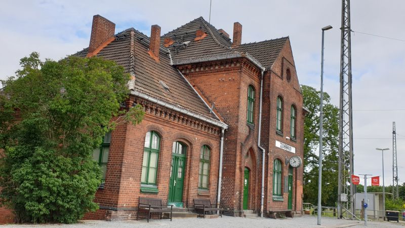 Klinkergebäude, in dem sich einst der Militärbahnhof Zossen befand.