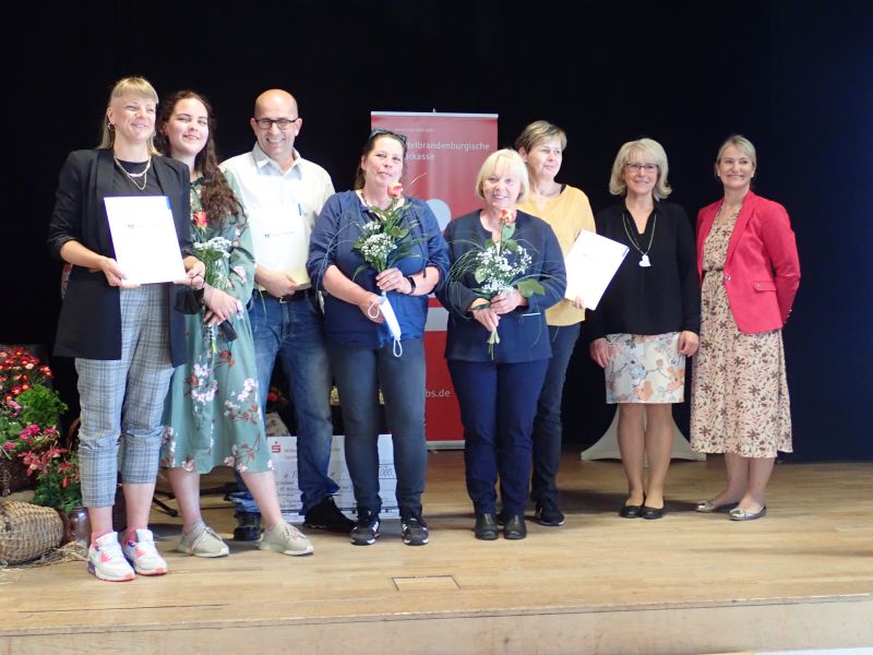 Preisträger und Gratulanten auf der Bühne