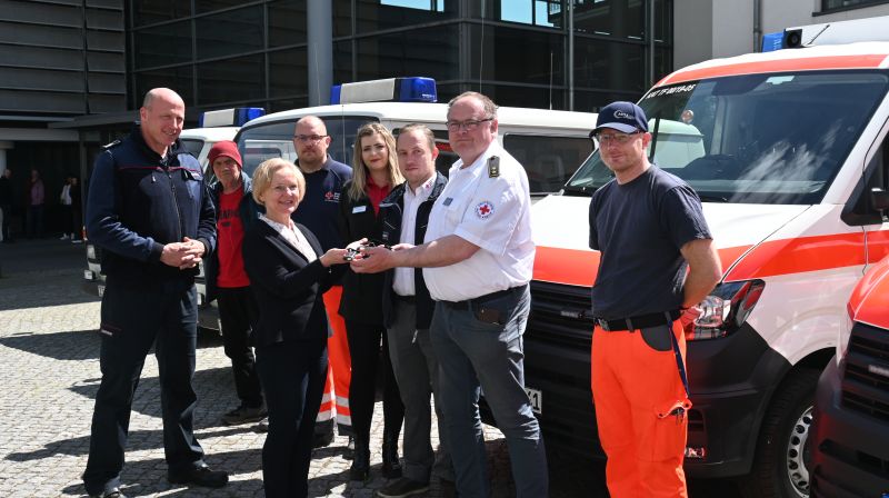 Übergabe der Schlüssel der MTW an DRK