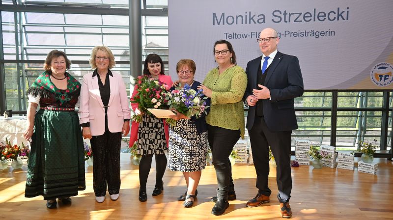 Preisträgerin Monika Strzelecki mit den Akteuren aus Verwaltung und Politik