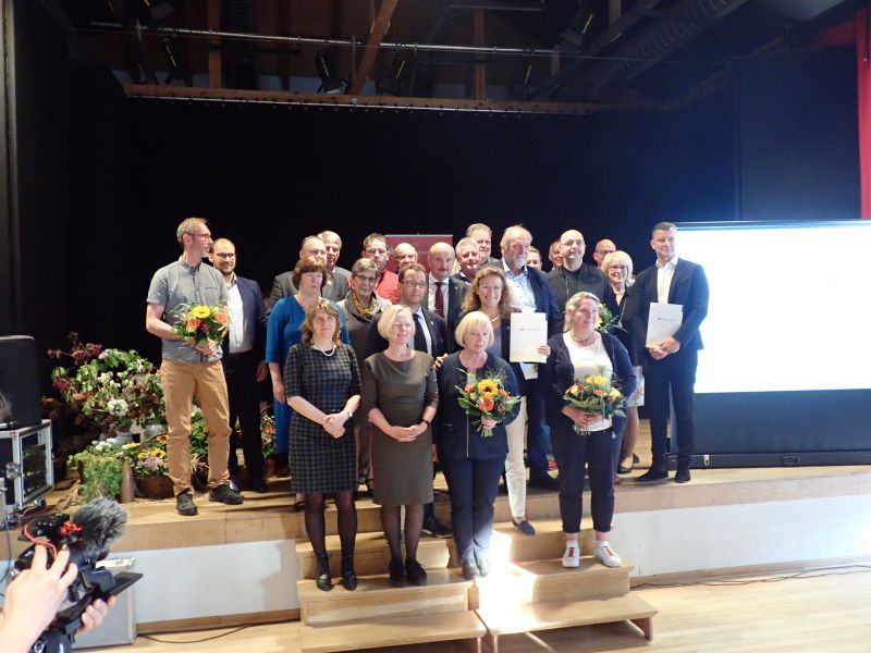 Preisträger und Gratulanten auf der Bühne