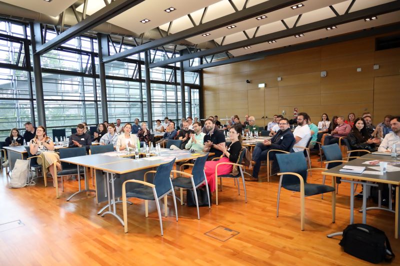 Personen bei einem Netzwerktreffen versammelt