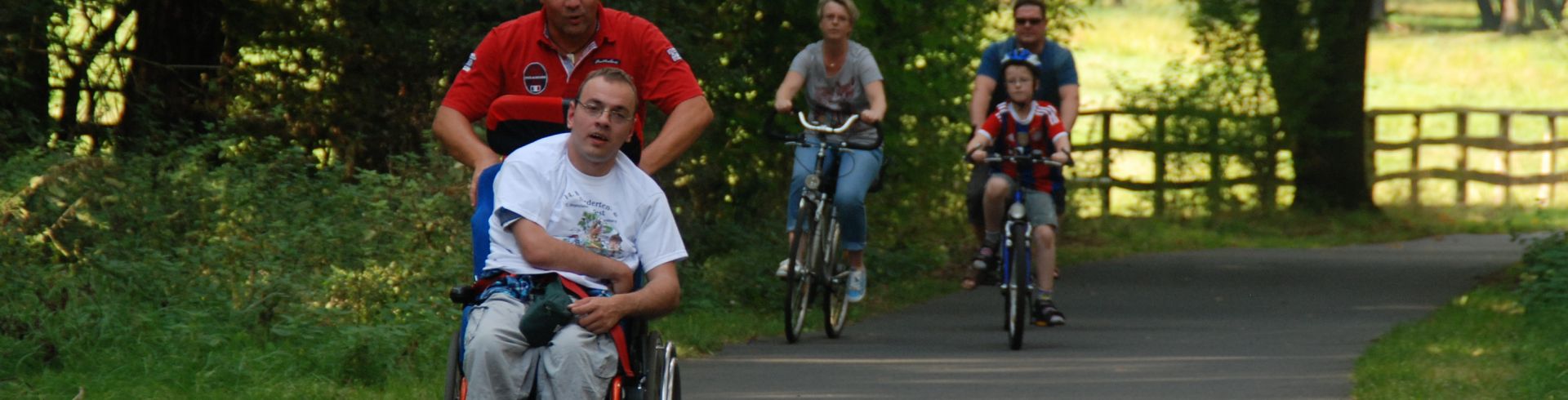 Rollfiets-Fahrer auf der Flaeming-Skate, Familie auf Fahrrädern