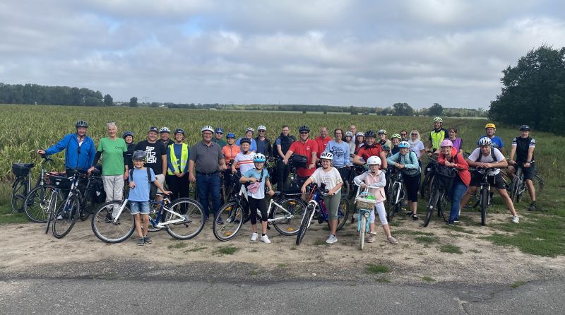 Gruppenfoto Radler*innen vor Maisfeld