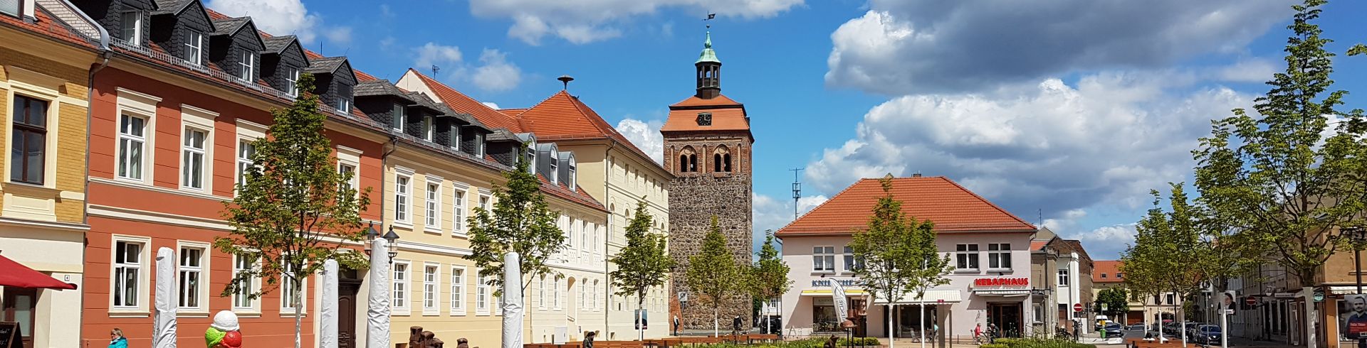 Flaniermeile, Eiscafé, Blick auf Häuserzeile und Marktturm