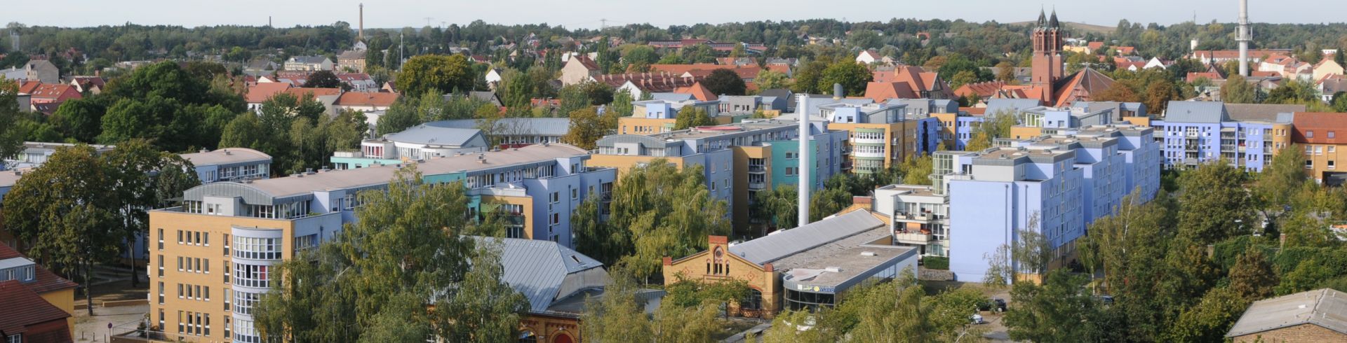 Stadtansicht, moderne Häuser, umgeben von Bäumen