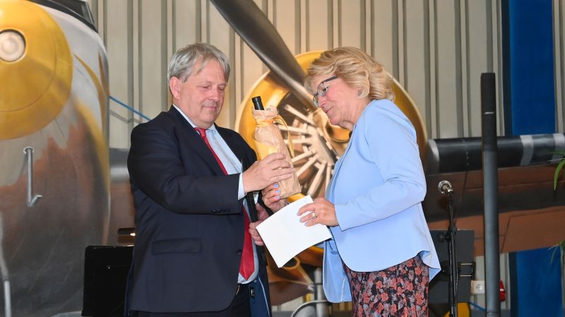Herr Jens Graf, Geschäftsführer des Städte- und Gemeindebundes, übergibt Landrätin Kornelia Wehlan seine Geschenke anlässlich der 30-Jahr-Feier
