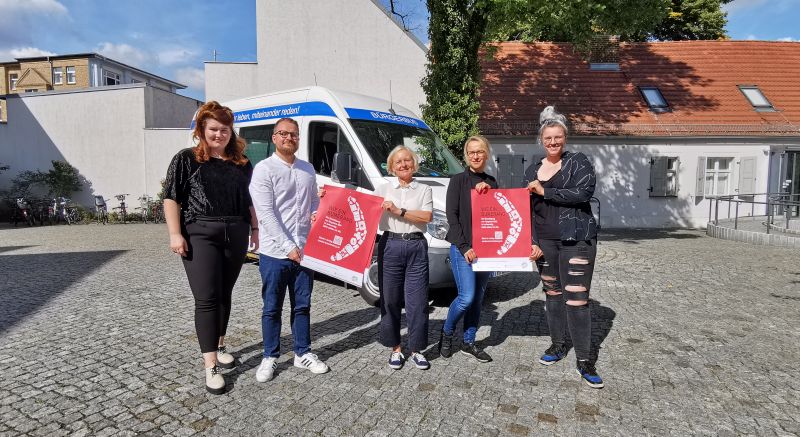 5 Personen mit 2 Postern der Kampagne vor Bürgerbus der Kreisverwaltung