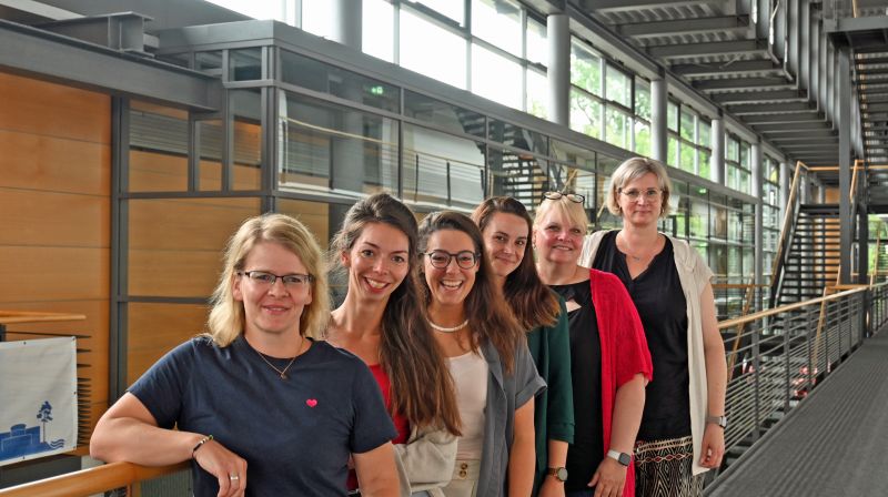 mehrere Personen im Foyer
