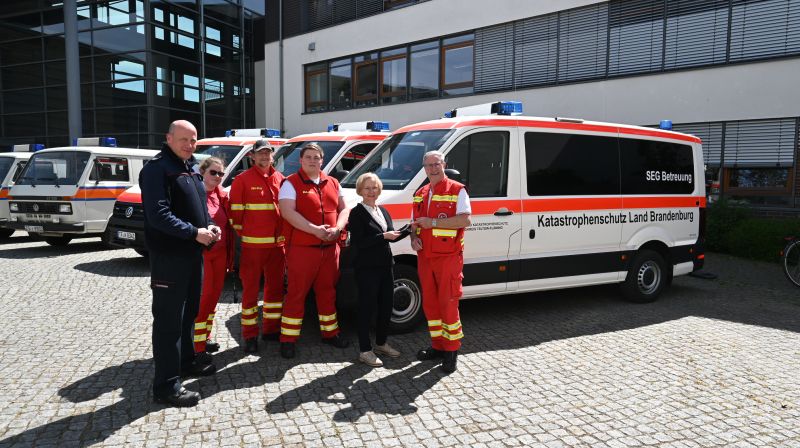 Übergabe der Schlüssel der MTW an DLRG
