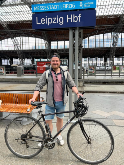 Mann mit Fahrrad auf Bahnsteig