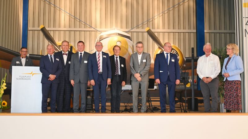 David Kaluza, Piotr Gruszczynski, Jacek Kowalski, Dariusz Pilak (Gniezno), stellv. Landrat Hans-Bernd Janzen, Meinholf Päsch (Paderborn), Jörn Oltmann (Bezirksbürgermeister Tempelhof-Schöneberg), Danny Eichelbaum, Peer Giesecke, Kornelia Wehlan