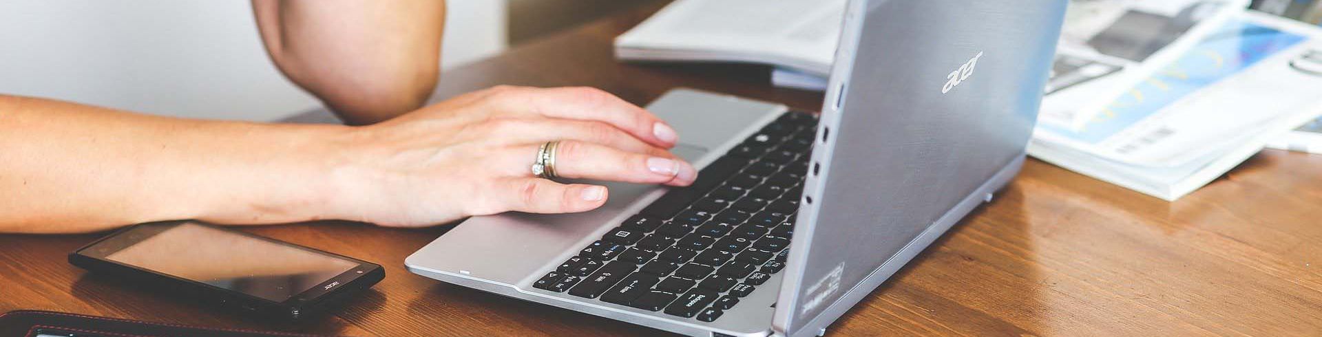 junge Frau mit Laptop, Tablet und Handy