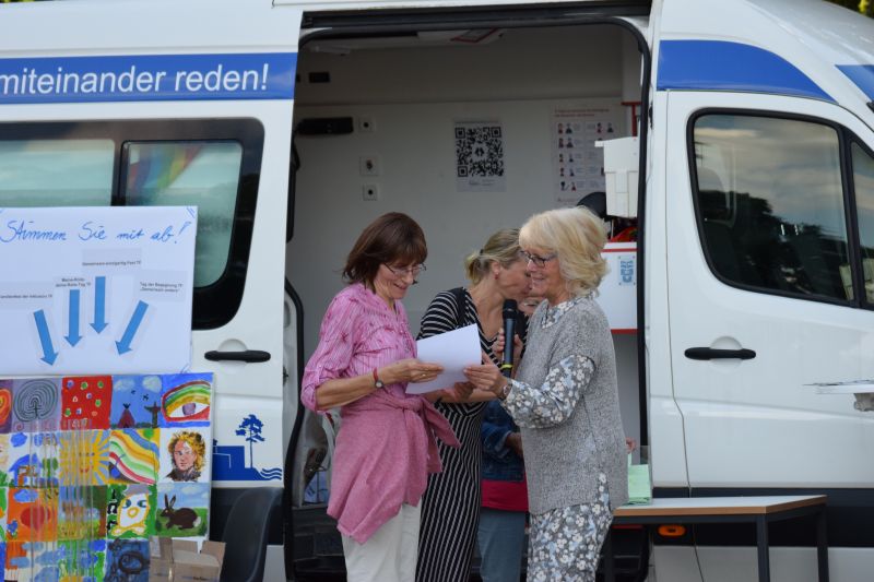 Landrätin übergibt Preis an Teilnehmerin