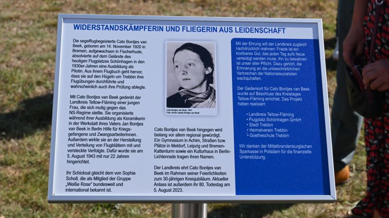 Pulttafel mit Informationen zum Leben und Wirken der Flugschülerin und Widerstandskämpferin Cato Bontjes van Beek