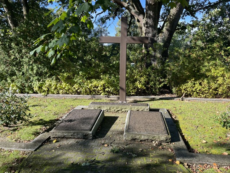 Kriegsgräber unter Laubbäumen