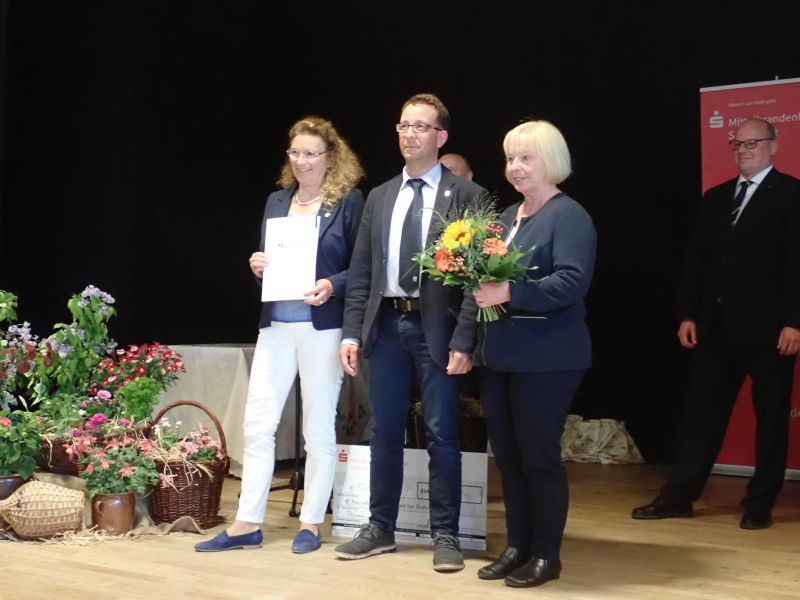 Preisträger und Gratulanten auf der Bühne
