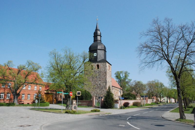 Feldsteinkriche mit verschieferter Turmhaube, Strßenkreuzung