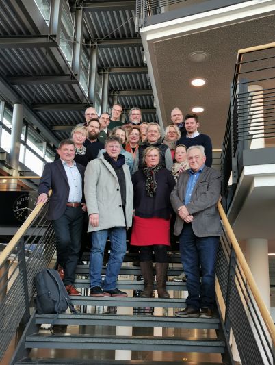 ca. 20 Personen auf einer Treppe