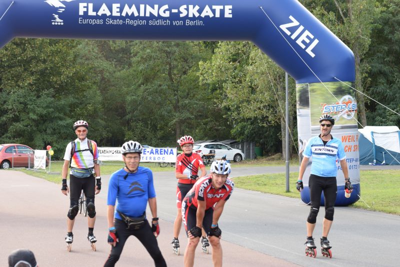 5 Personen auf Skates im Ziel