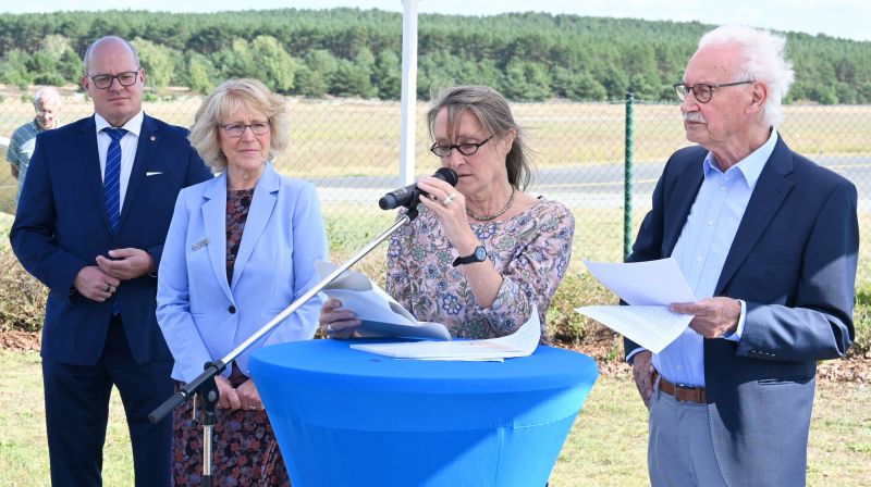 Nichte Saskia Bontjes van Beeck am Mikrofon, daneben Biograph Hermann Vinke, im Hintergrund Landrätin Kornelia Wehlan und Kreistagsvorsitzender Danny Eichelbaum,