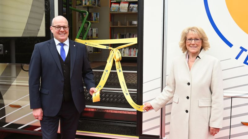 Einweihung des Bücherbusses durch Akteure der Verwaltung und symbolischer Schleife