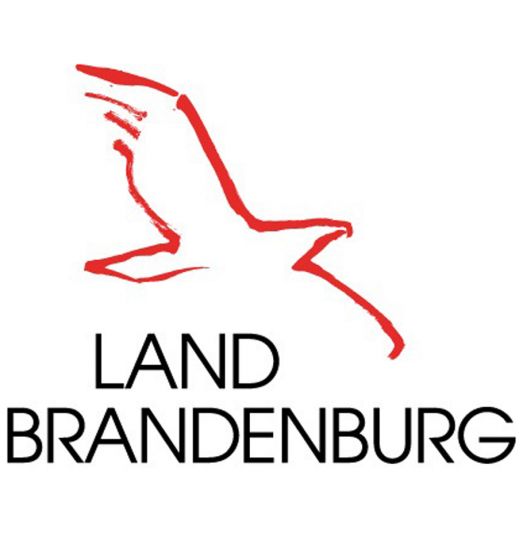 Umriss fliegender Adler, rot auf weißem Grund, darunter Schriftzug Land Brandenburg