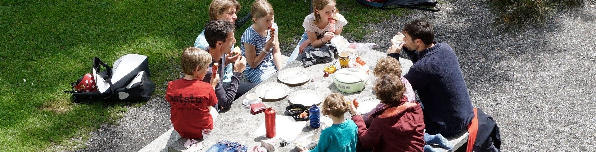 Picklnicktisch, Fahrräder, Erwachsene und Kinder