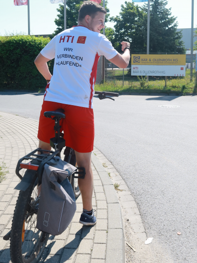 Mann mit Fahrrad vor Firmenschild Bär und Ollenroth KG