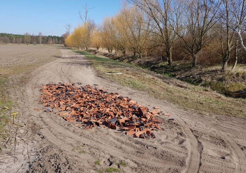 Schutthafen auf Sandweg
