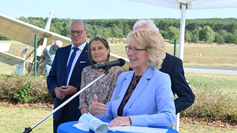 Ansprache Wehlan, im Hintergrund Kreistagsvorsitzender Danny Eichelbaum, Nichte Saskia Bontjes van Beek, Biograph Hermann Vinke