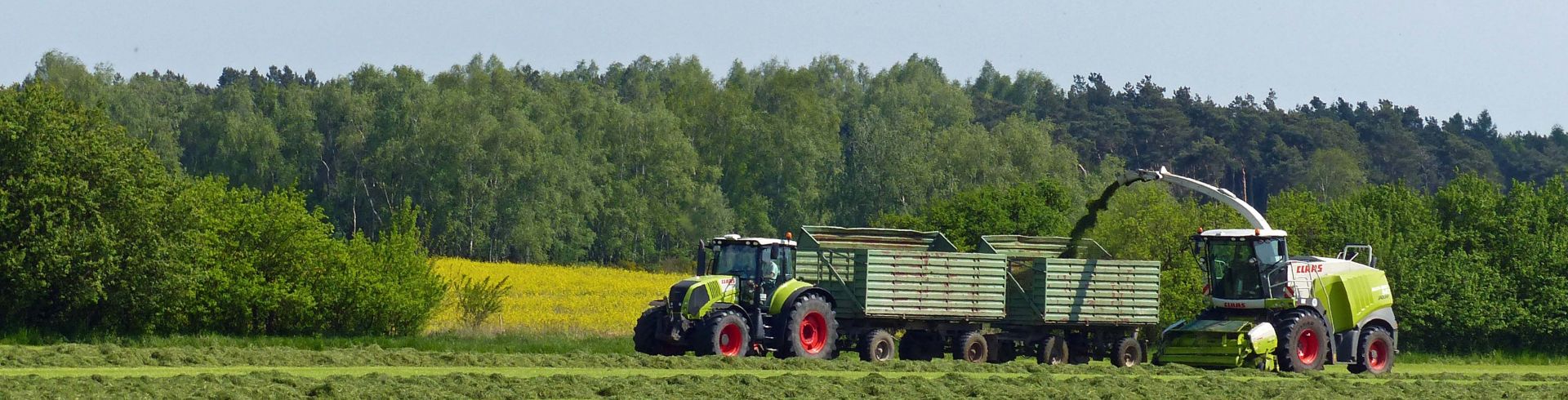 Traktor mit Hänger, weitere Landmaschine