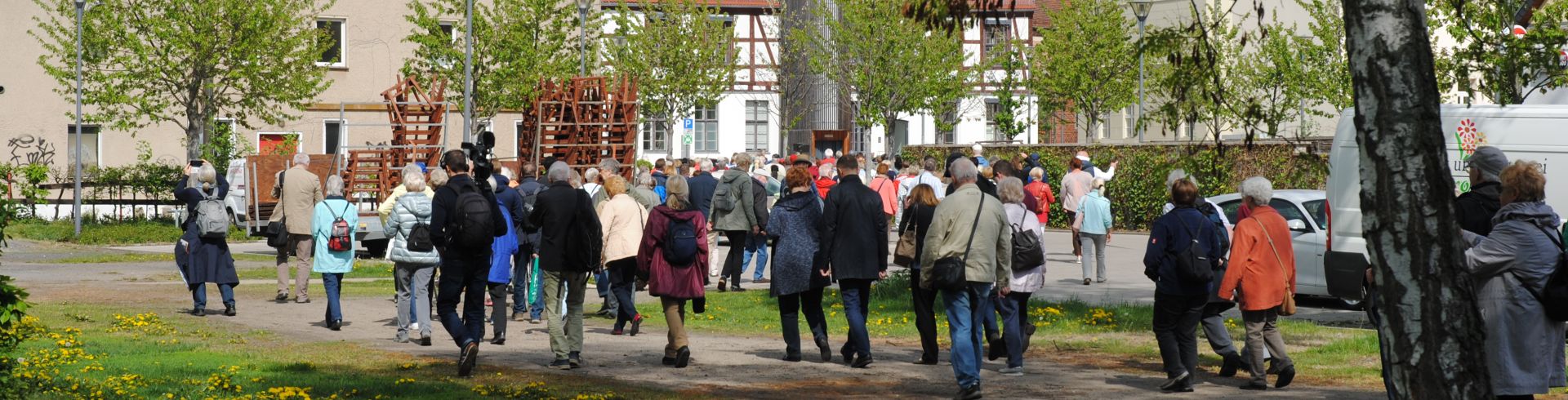 Senior*innen beim Spaziergang in Luckenwalde, hinterm Rathaus