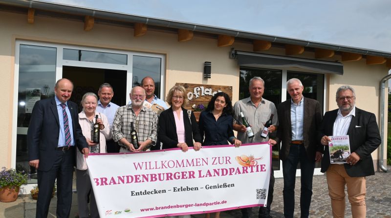 Akteurinnen und Akteure aus Landwirtschaft und Politik im Rahmen eines Pressetermins