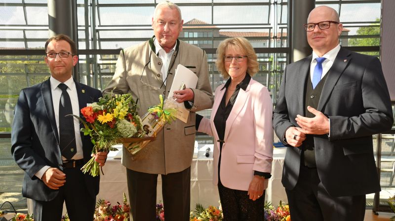 Preisträger Winand Jansen mit den Akteuren aus Verwaltung und Politik