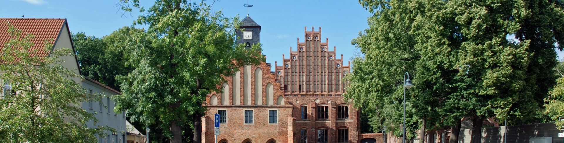 Klostergebäude, Vorplatz, Laubbäume