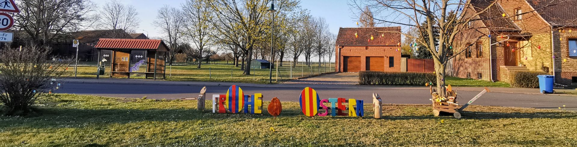 Dorfansicht; Holzdeko "Frohe Ostern"